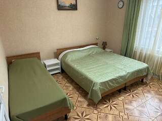 Гостиница Ключевой 9 Адлер Стандартный трехместный номер-2